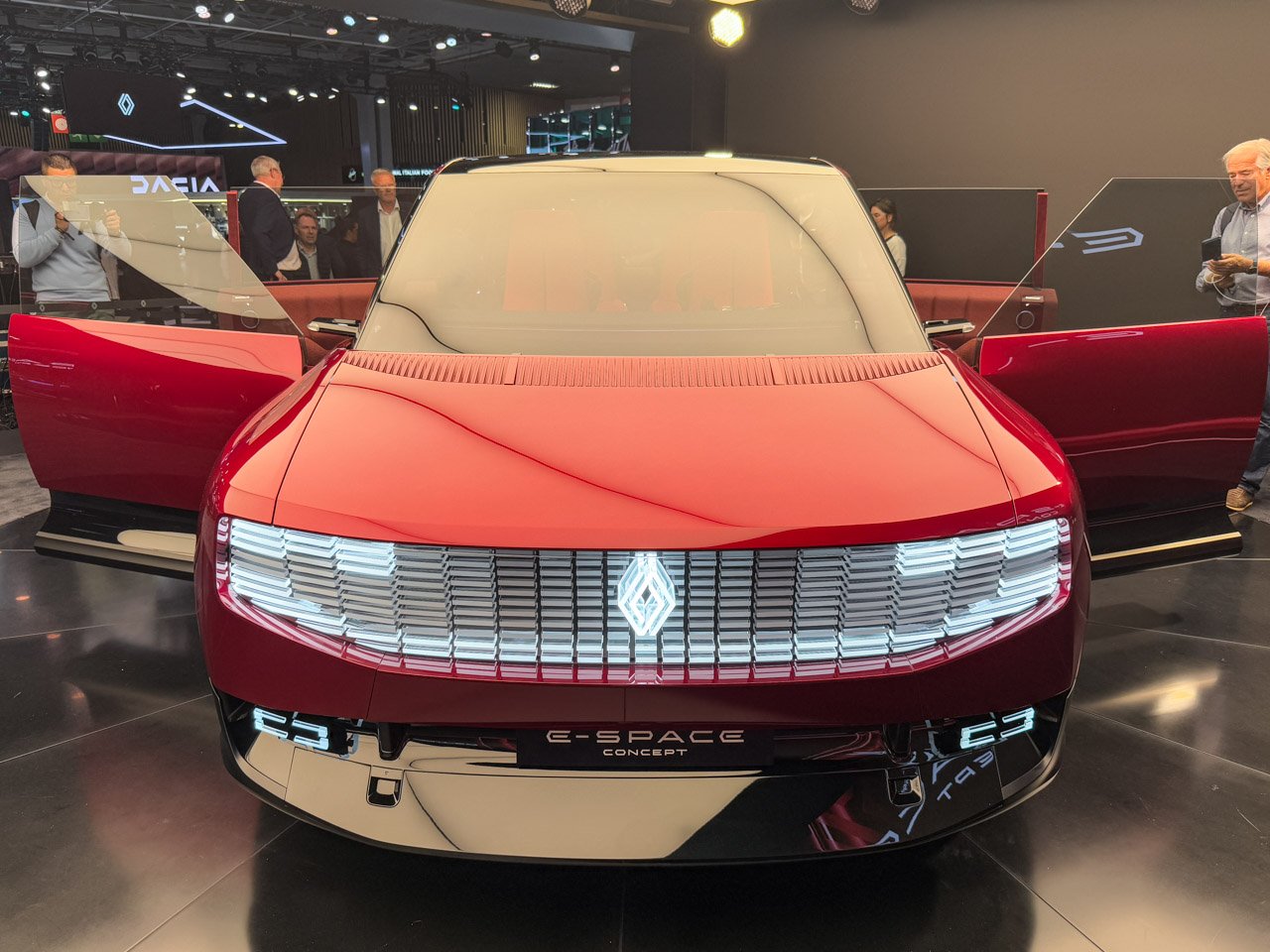 first-look:-renault-e-space-concept-is-the-2030s-french-family-car