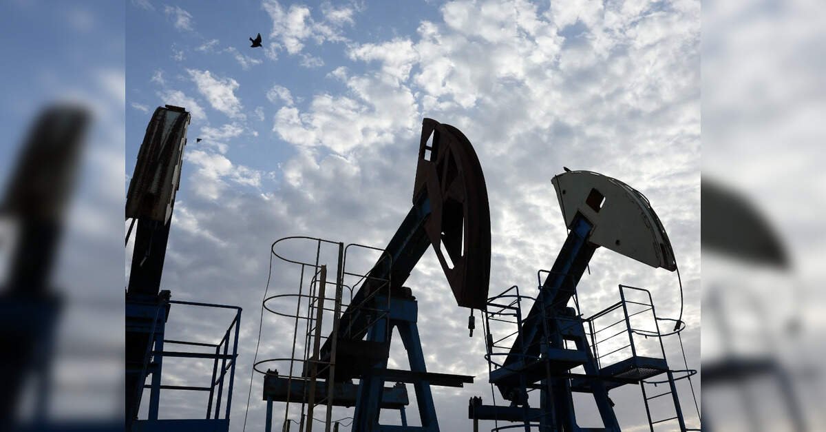 oil-prices-climb-as-traders-weigh-saudi-supply-risk,-russian-diesel-flow